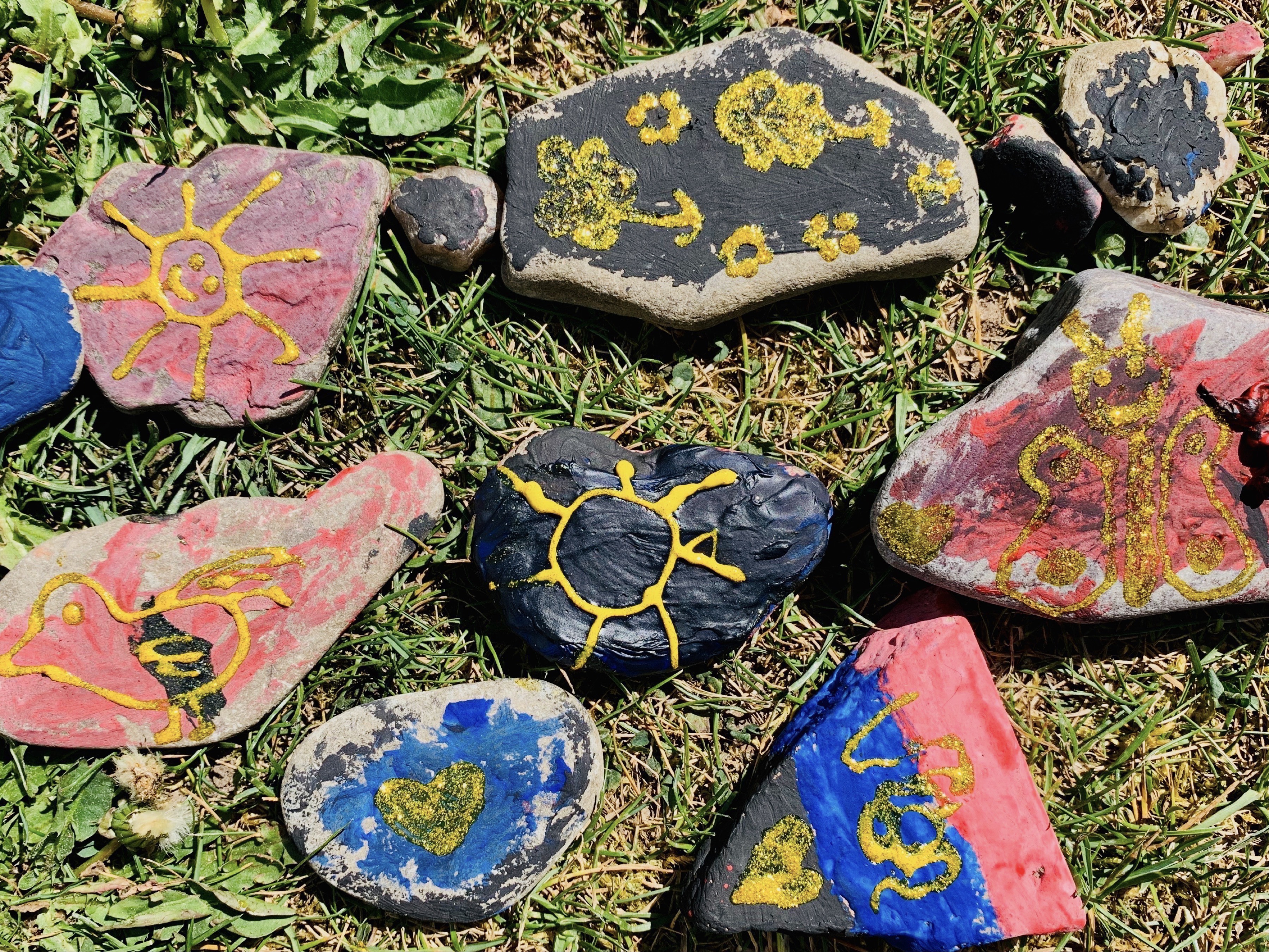 Steinmalerei für Kinder: Wie aus langweiligen Steinen bunte Kunstwerke werden