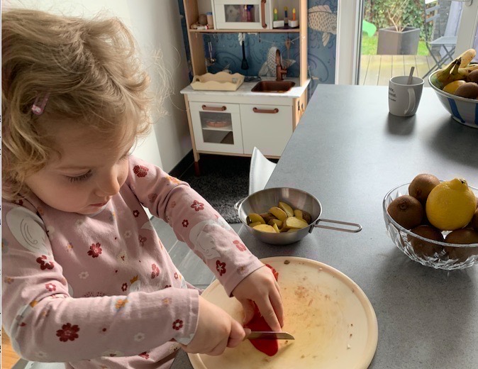 Weniger Mama-Stress, mehr Selbstständigkeit fürs Kind: Lass dein Kind in der Küche mit helfen! Mit diesem Ikea Lernturm ist das ganz leicht möglich